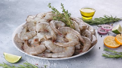 A plate of raw unpeeled shrimp