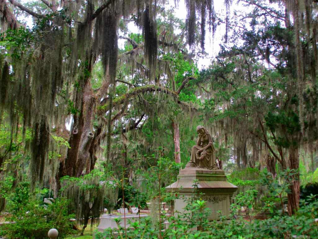Tomb,Sculpture,In,The,Trees,Bonaventure,Cemetery,Savannah,Georgia,Usa