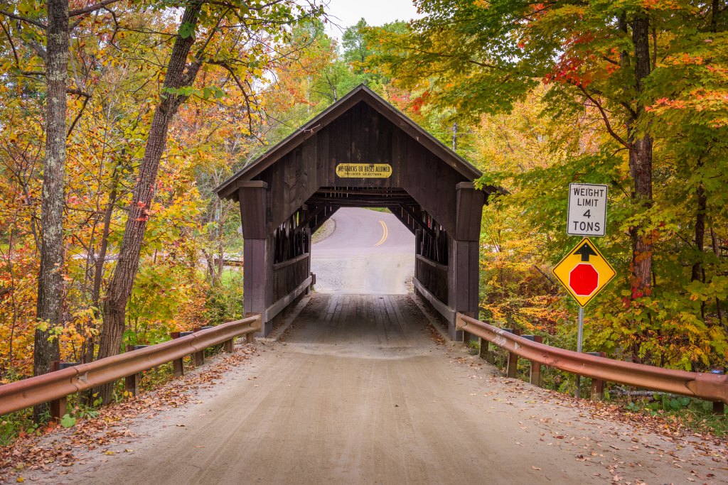 Stowe,,Vermont,,Usa,At,Emily’s,Bridge,With,Fall,Colors.