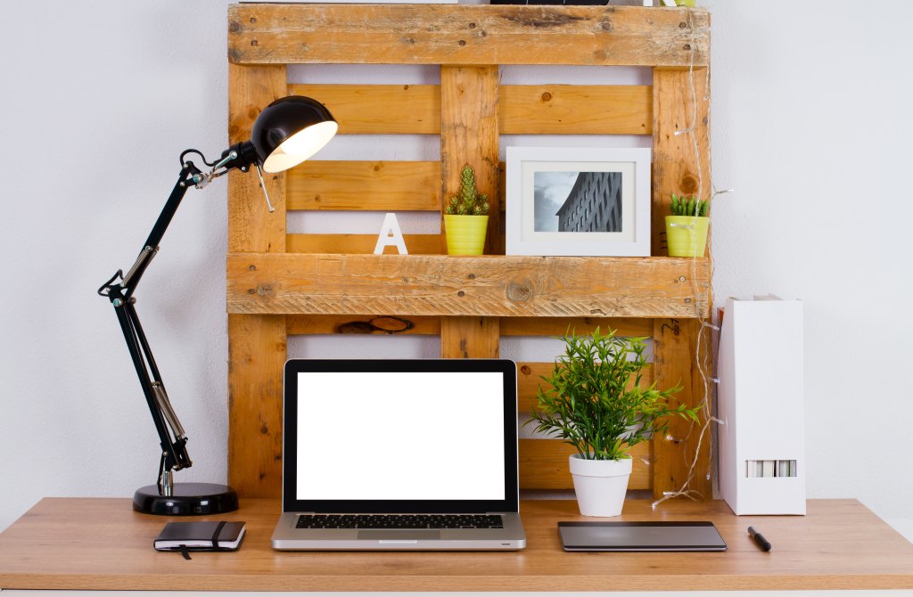 Diy,Workspace,Make,With,Pallet.,Computer,Blank,On,The,Desk