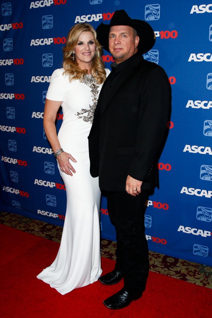 New,York-nov,17:,Singer,Trisha,Yearwood,(l),And,Garth,Brooks