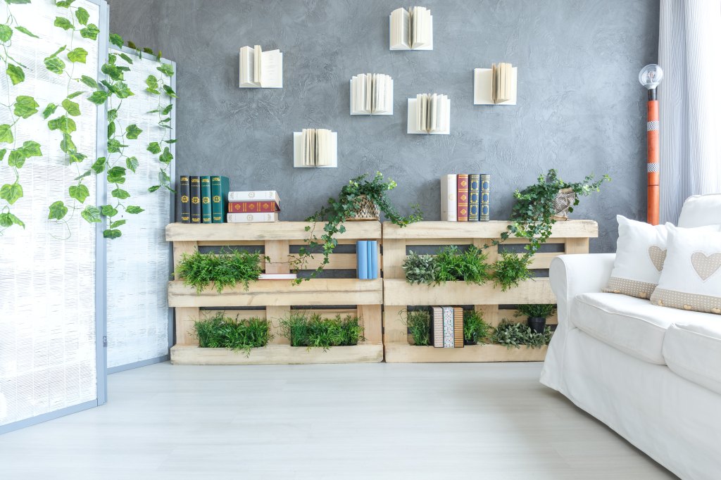 Bright,Modern,Living,Room,With,Pallet,Diy,Bookshelf