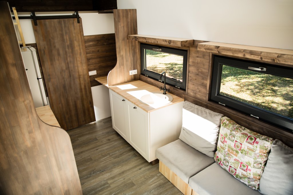 Mobile,Tiny,House,Interior.,Great,For,Outdoor,Experiences,And,Wildlife.