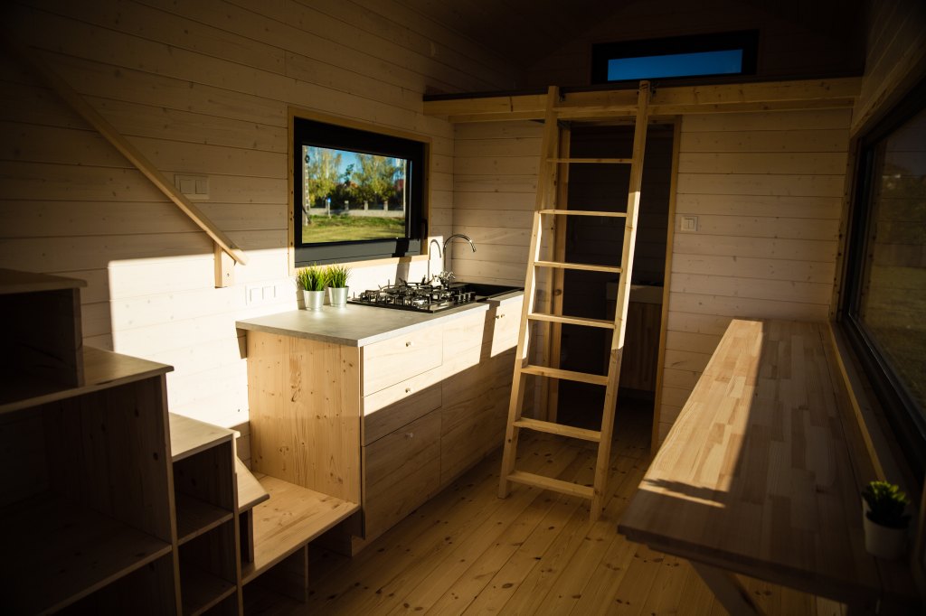 Mobile,Tiny,House,Interior.,Great,For,Outdoor,Experiences,And,Wildlife.