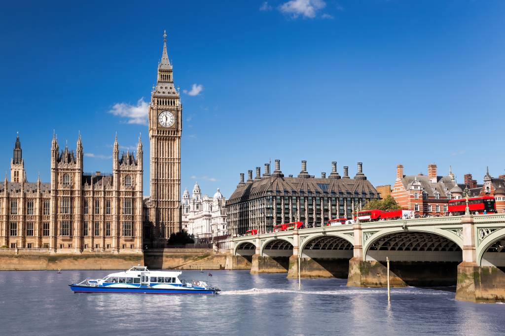 Famous,Big,Ben,With,Bridge,Over,Thames,And,Tourboat,On