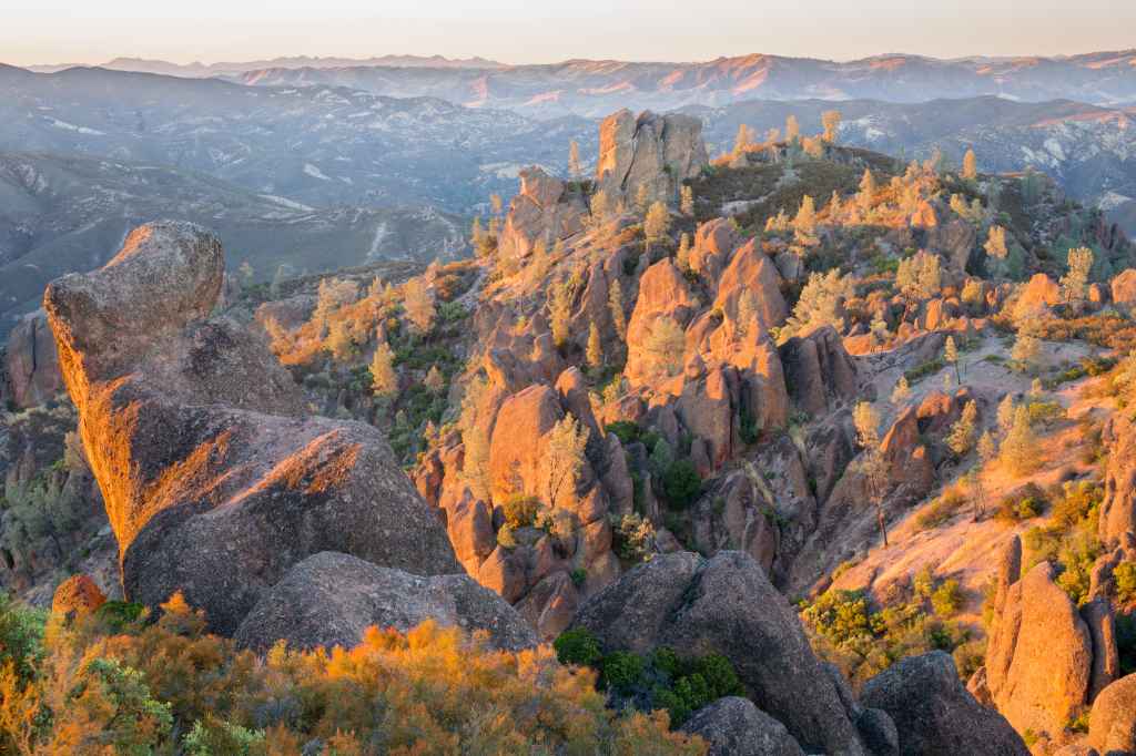 Last,Sunlight,On,High,Peaks,At,Pinnacles,National,Park.,San