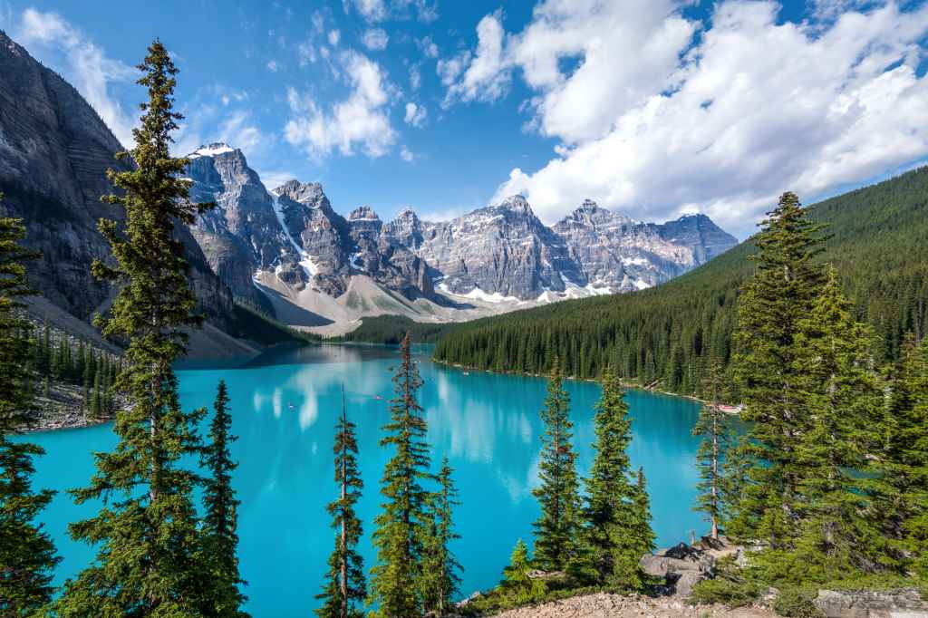 Moraine,Lake,During,Summer,In,Banff,National,Park,,Canadian,Rockies,