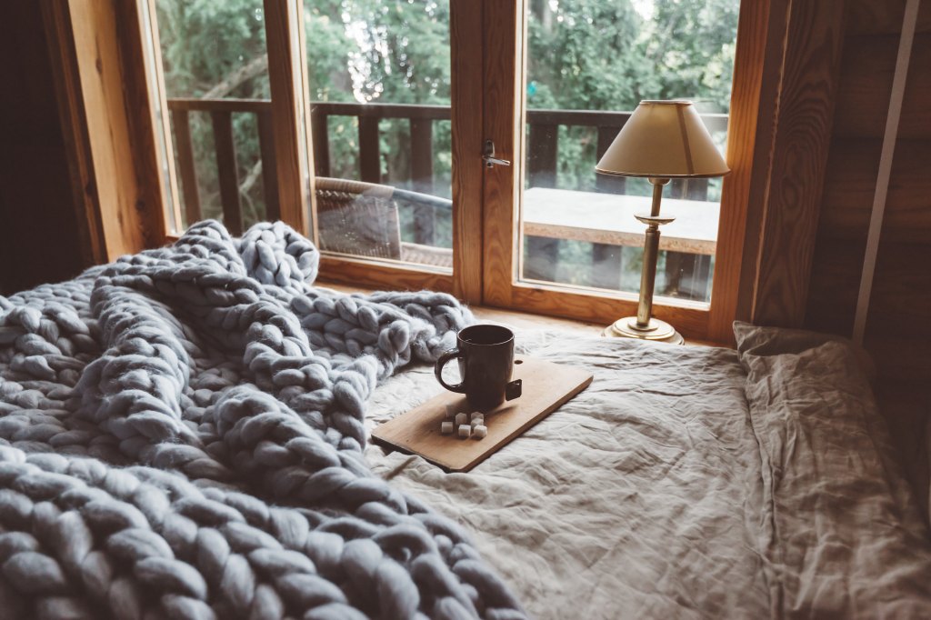 Rustic,Interior,Decoration,Of,Log,Cabin,Bedroom.,Cozy,Warm,Blanket