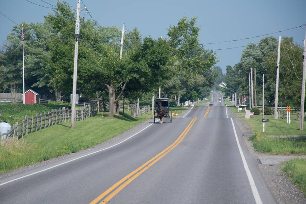 Ohio,,Geauga,County,,Middlefield.,Typical,Amish,Horse,Carriage,On,The