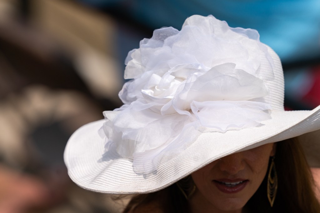 Dekoratif beyaz çiçek dekorasyonu ile beyaz hasır şapkalı kadın