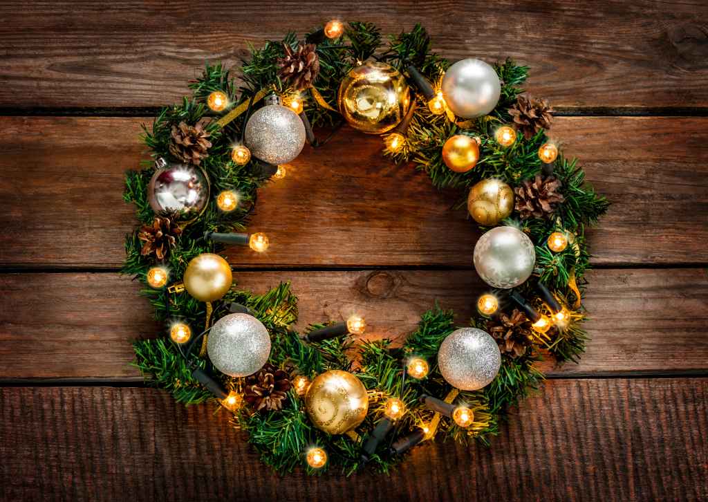 Green,Christmas,Wreath,Decorated,With,Gold,Balls,,Lights,And,Pinecones