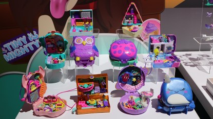 A table full of polly pocket toys
