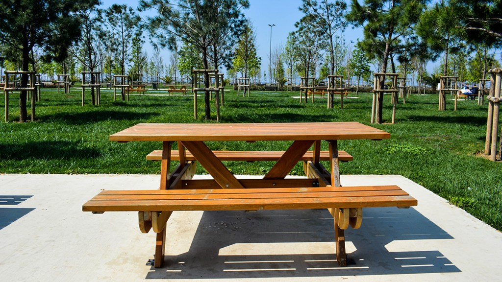 Empty picnic table