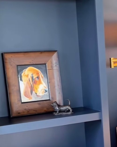 Picture frame with photo of dog in Ree Drummond home.
