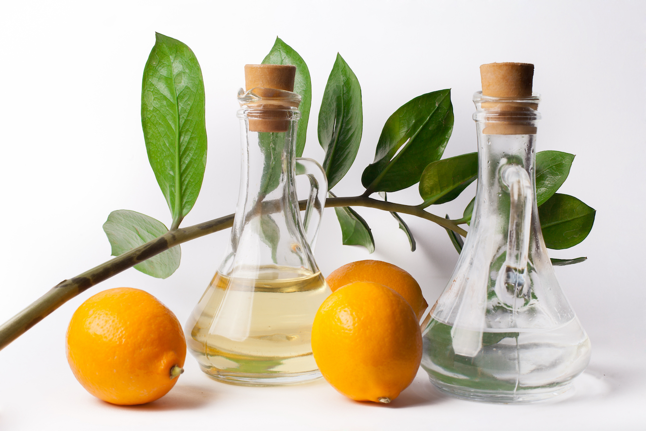 lemon, vinegar and oil to clean window sill