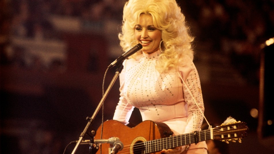 Dolly Parton on stage, 1976 country love songs