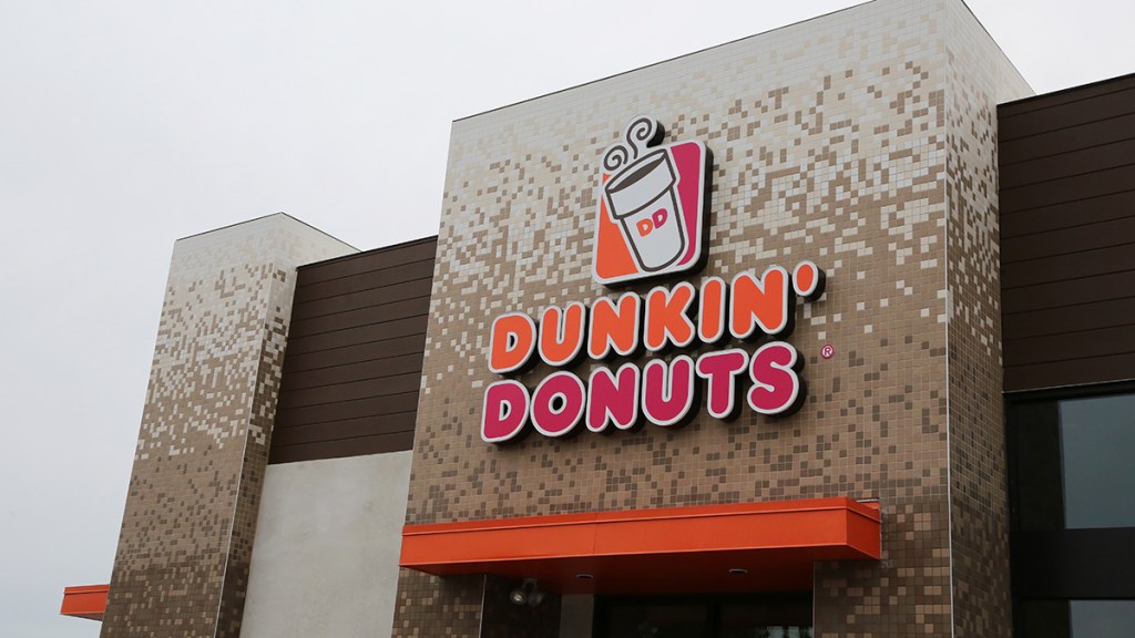A Dunkin Donuts storefront where you can order low calorie coffee