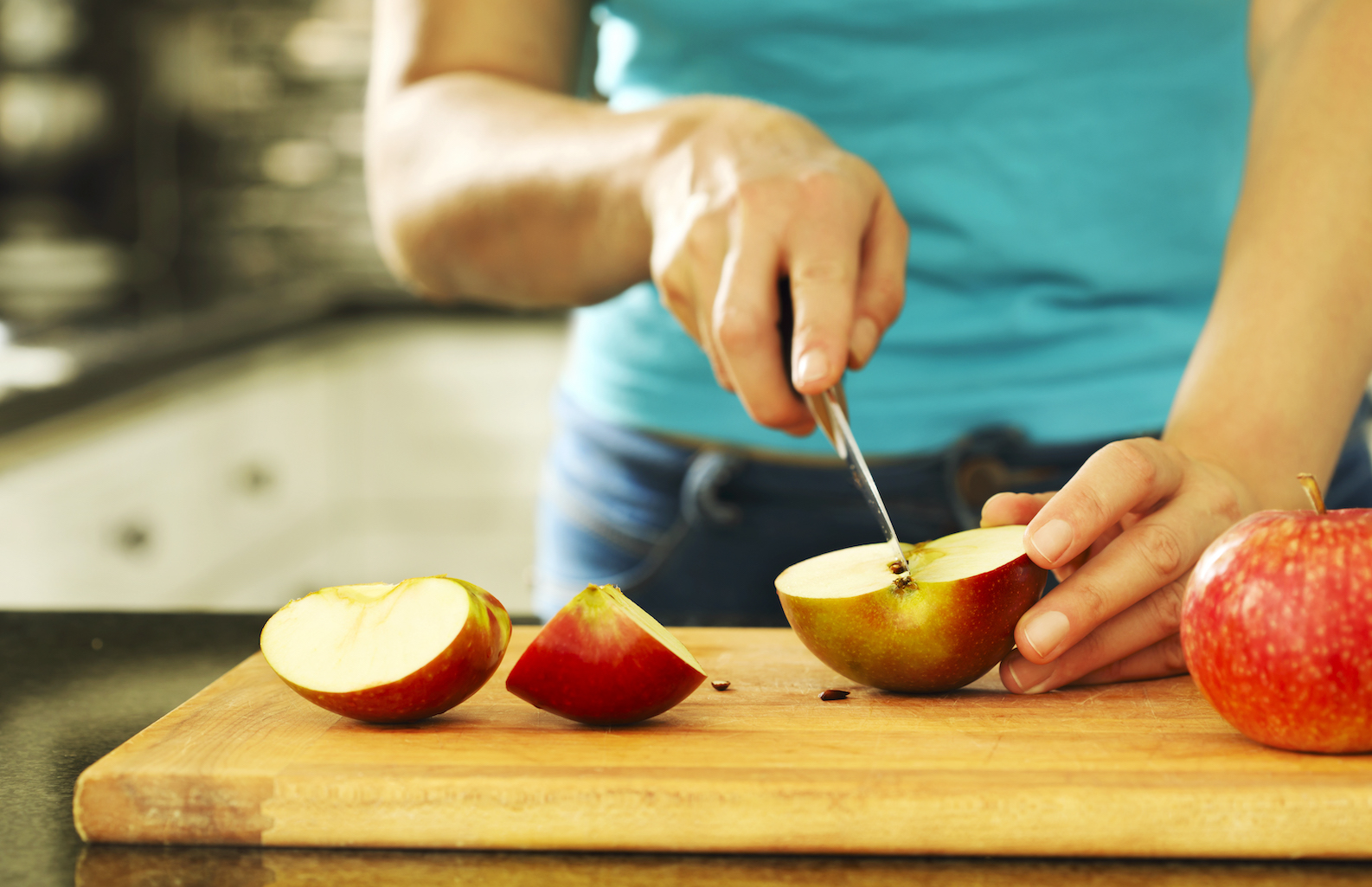 woman cutting apples not brown from alum powder use