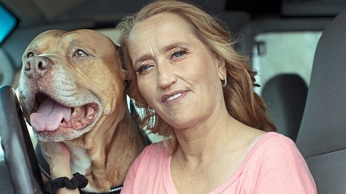 Lisa Juszkiewicz, citizenshipper driving app with her dog