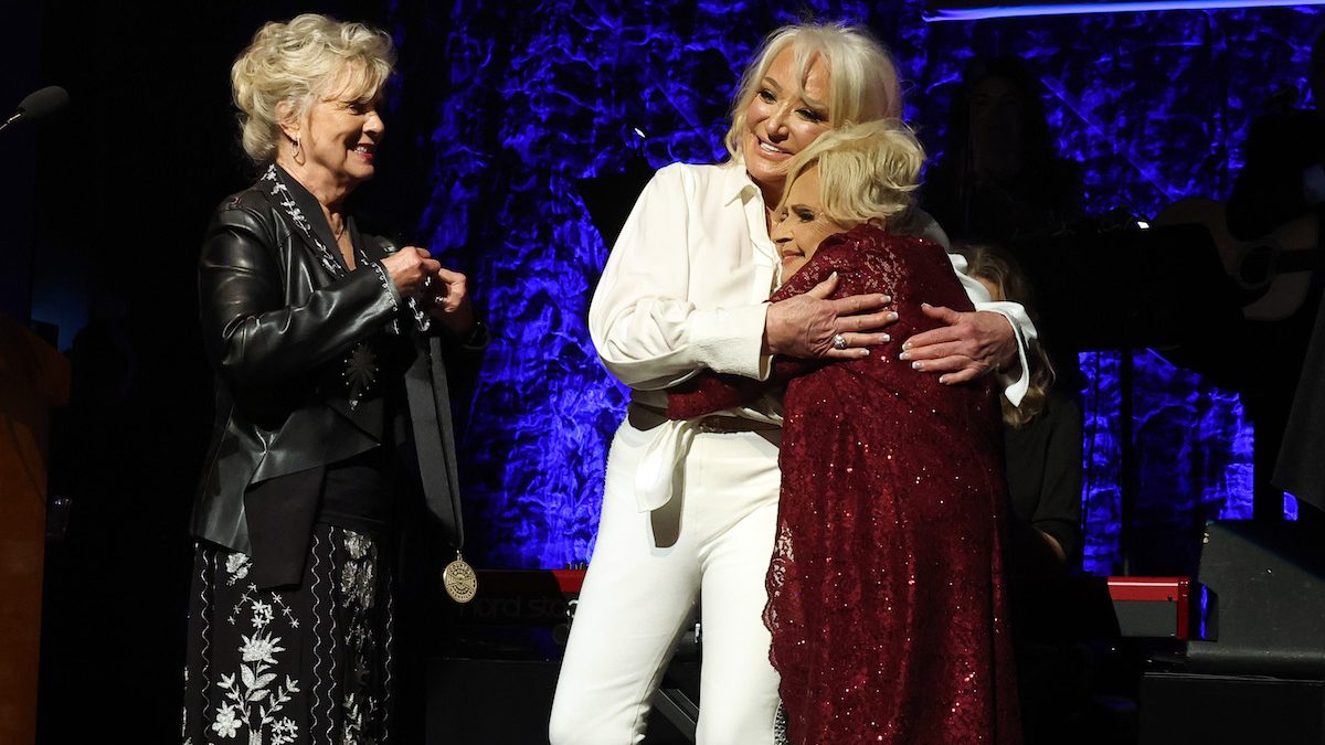 Tanya Tucker receives her Medallion from Connie Smith and Brenda Lee, 2023