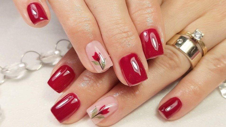 Red nails with a tulip accent nail.