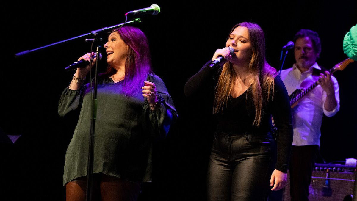Carnie Wilson performing with daughter, 2023