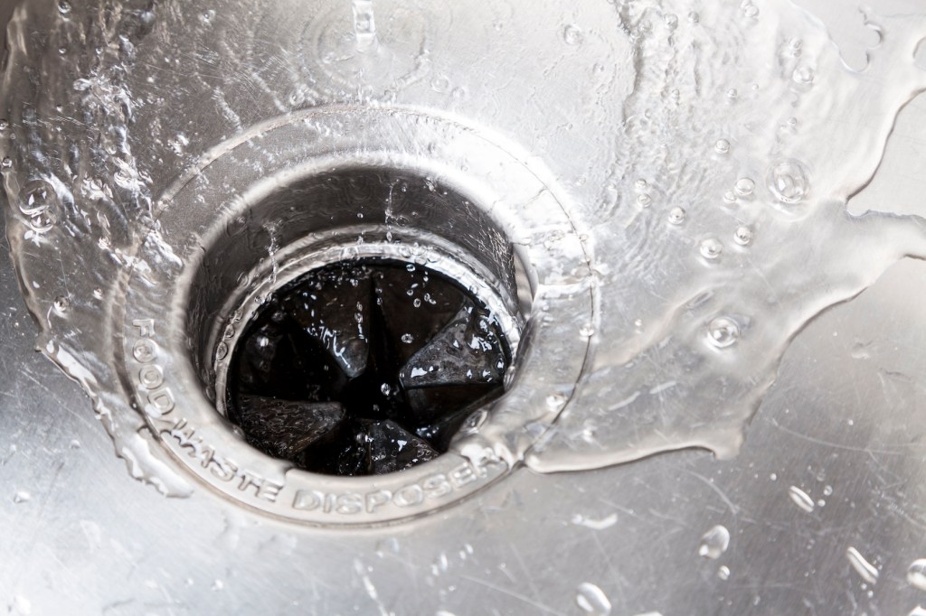 20 Brilliant Uses For Vinegar + Dish Soap: Stainless steal kitchen sink with water drops