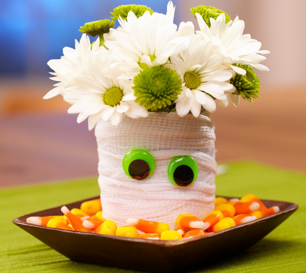 DIY Bouquet: Mini Mummy Bouquet for Halloween on Table