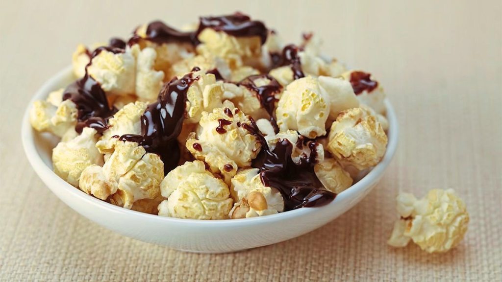 Cinnamon ’n’ Cayenne Popcorn sits in a white bowl (5 minute desserts)
