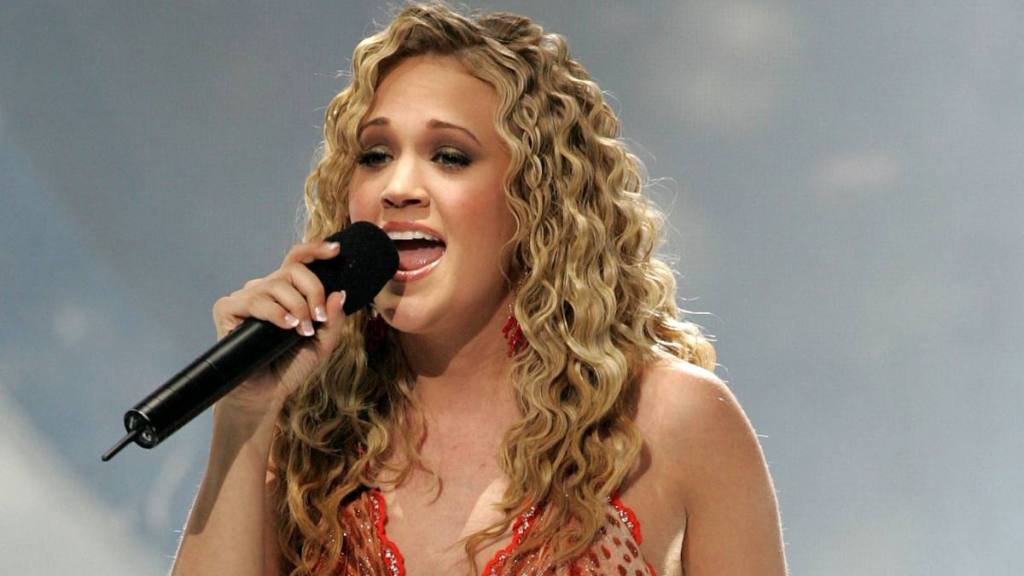 Carrie Underwoods Hair: Carrie Underwood performs after being named the next American Idol during the American Idol Finale (2005)