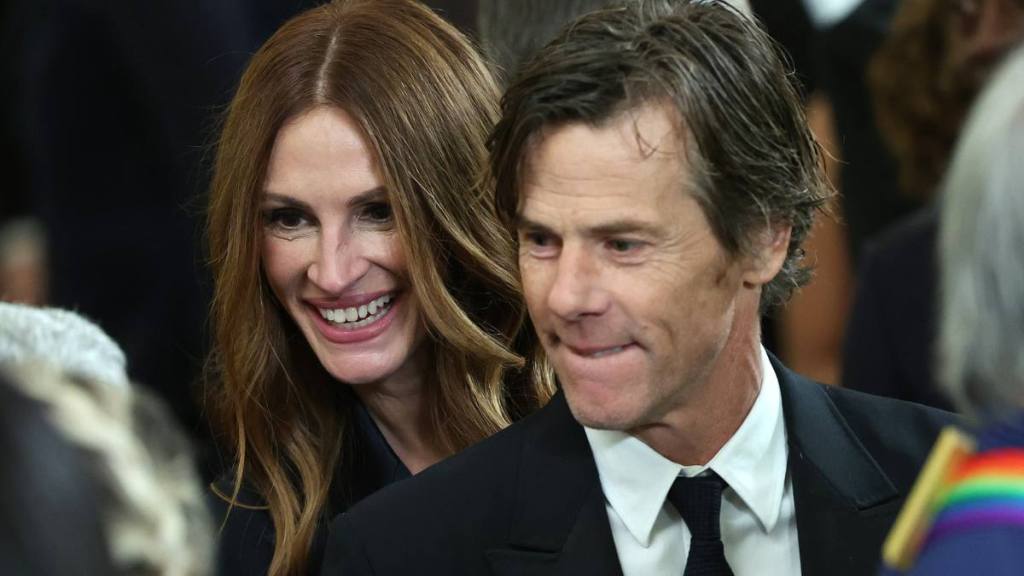 Julia Roberts and Danny Mode(celebrity couples romantic ways-they first met)
