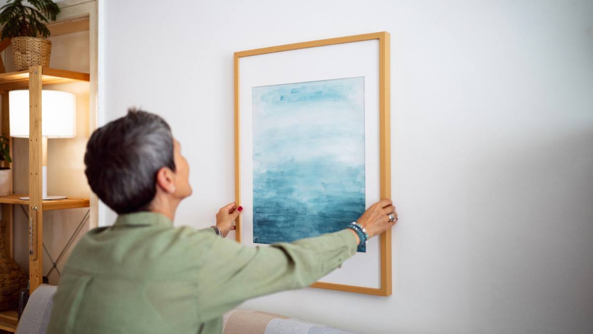 How to Hang Picture Frames: Decor Pros' Genius Tips - Vimarsana News