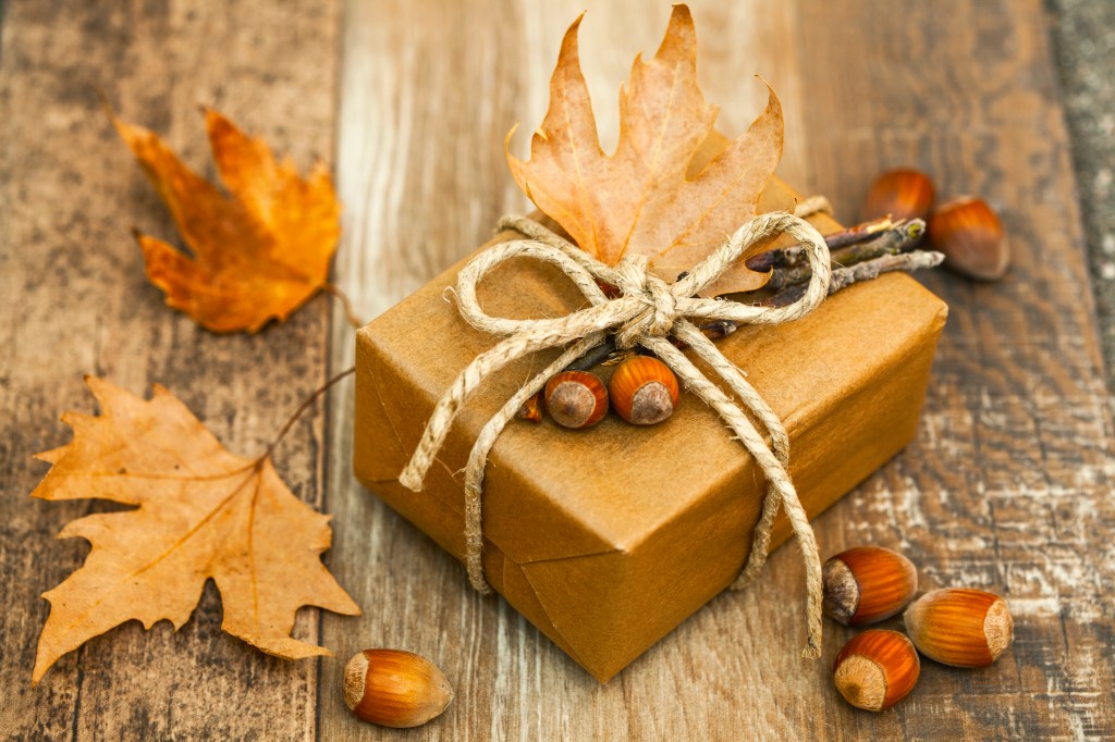 Friendsgiving: Party Favors little boxes with treats wrapped in kraft paper and kissed with leaves and twine