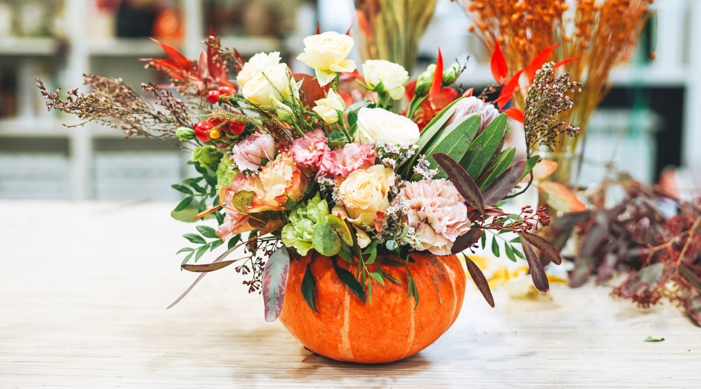 Pie party: Blooming pumpkin arrangement on tabletop for fall