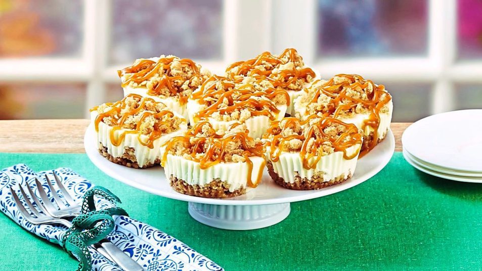 Mini Caramel-Apple Streusel Cheesecakes sits looking good (Easy desserts with few ingredients)