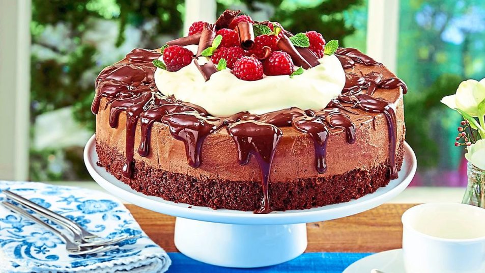 Heavenly Chocolate Mousse Cake sits looking chocolatey (Easy desserts with few ingredients)