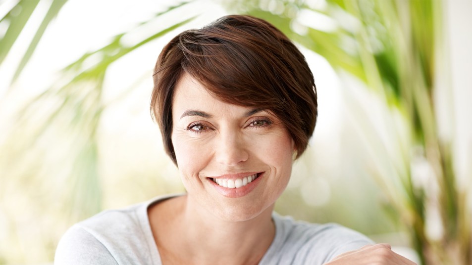 mature woman with hydrated skin thanks to hyaluronic acid benefits