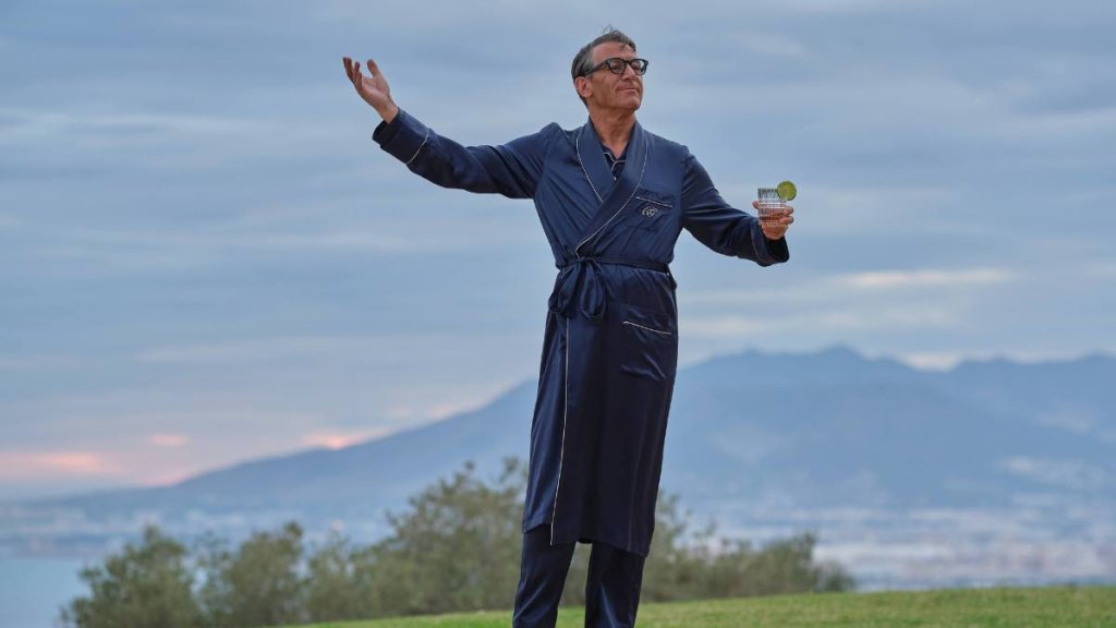 JASON ISAACS Archie Cary Grant coctail w viewMatt Squire _ ITV Studios (02).JPG