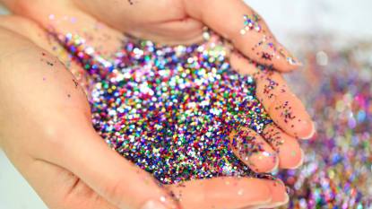How to clean up glitter: Glitter on hands