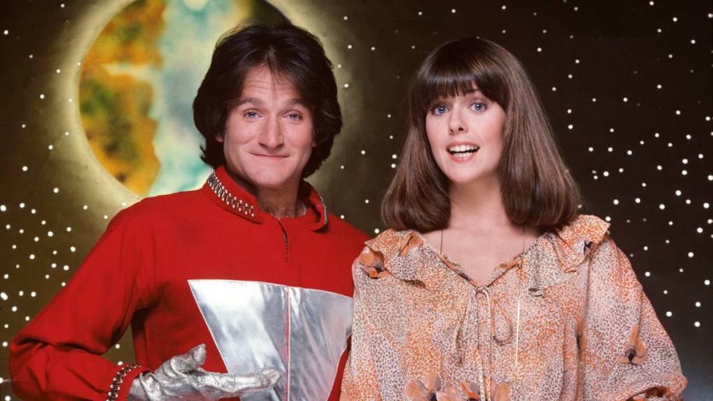 Robin Williams and Pam Dawber smiling in ‘Mork & Mindy’
