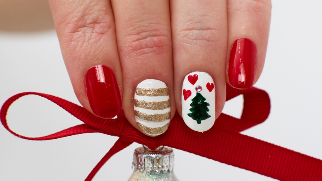 Nails painted with a Christmas motif 