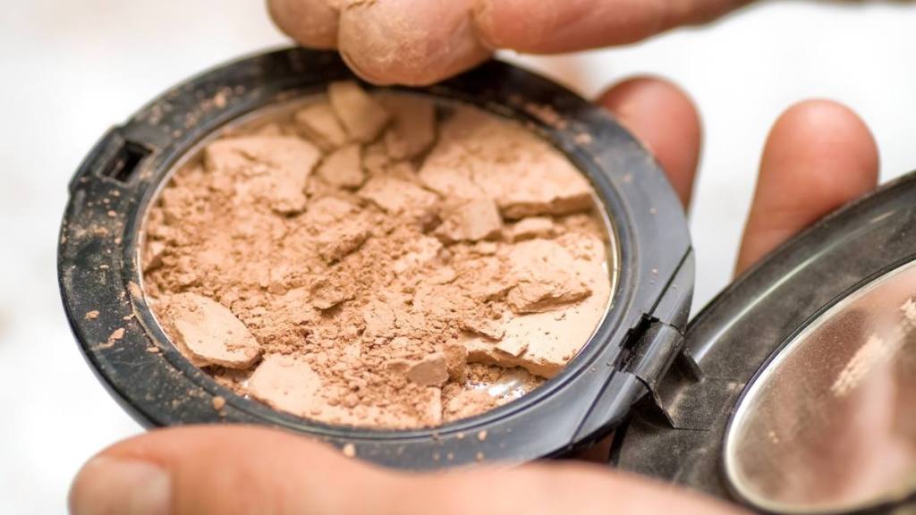 How to Fix Broken Makeup: Cosmetics make-up on fingers