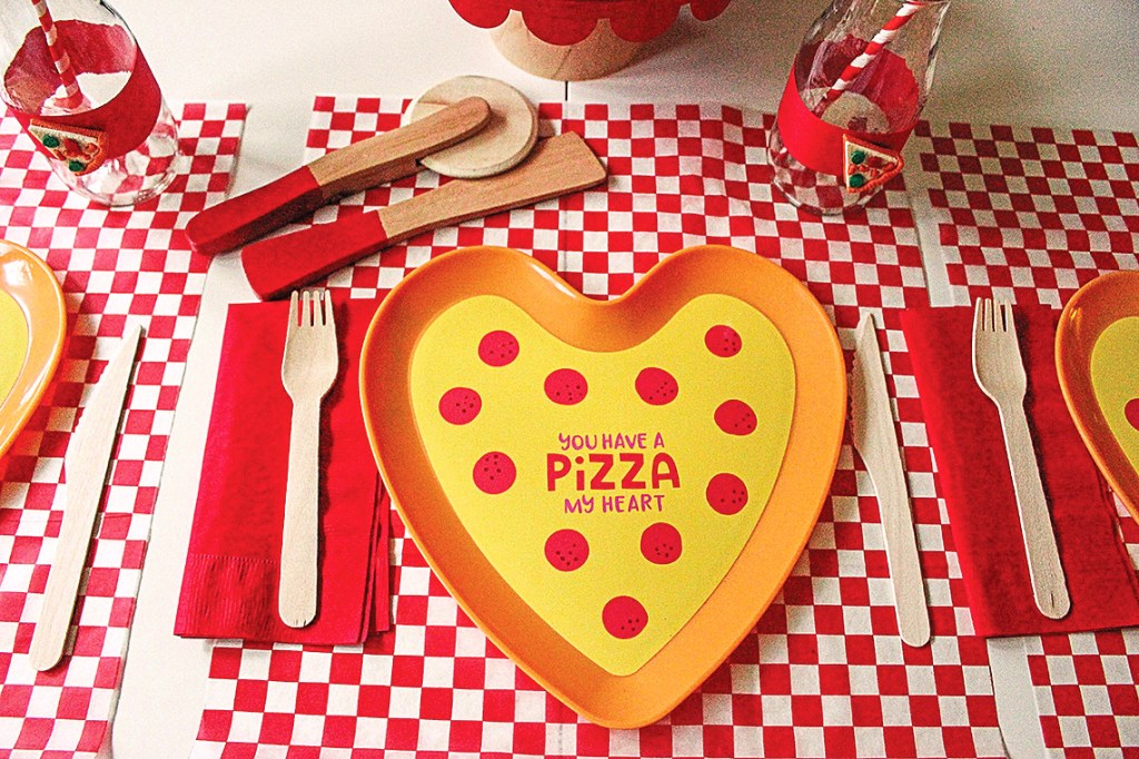Pizza party: Place settings show a heartshaped pizza plate on a checkered tablecloth