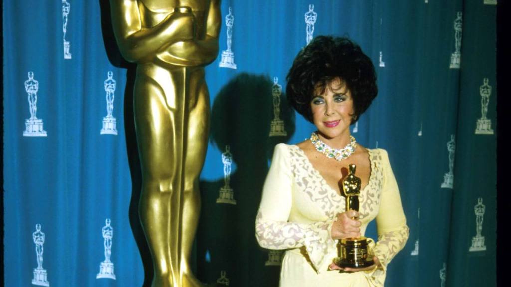 Elizabeth Taylor holding an award