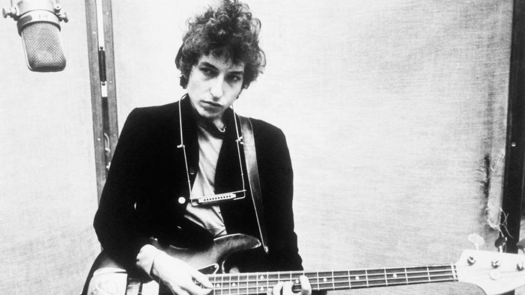 Bob Dylan posing with guitar