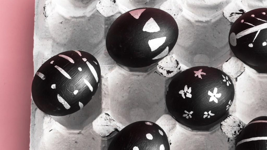 Cool Easter egg designs: Five Easter eggs painted with black chalkboard paint and decorated with chalk designs