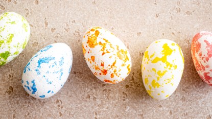 Cool Easter egg designs: Five Easter eggs decorated with speckled paint in various colors