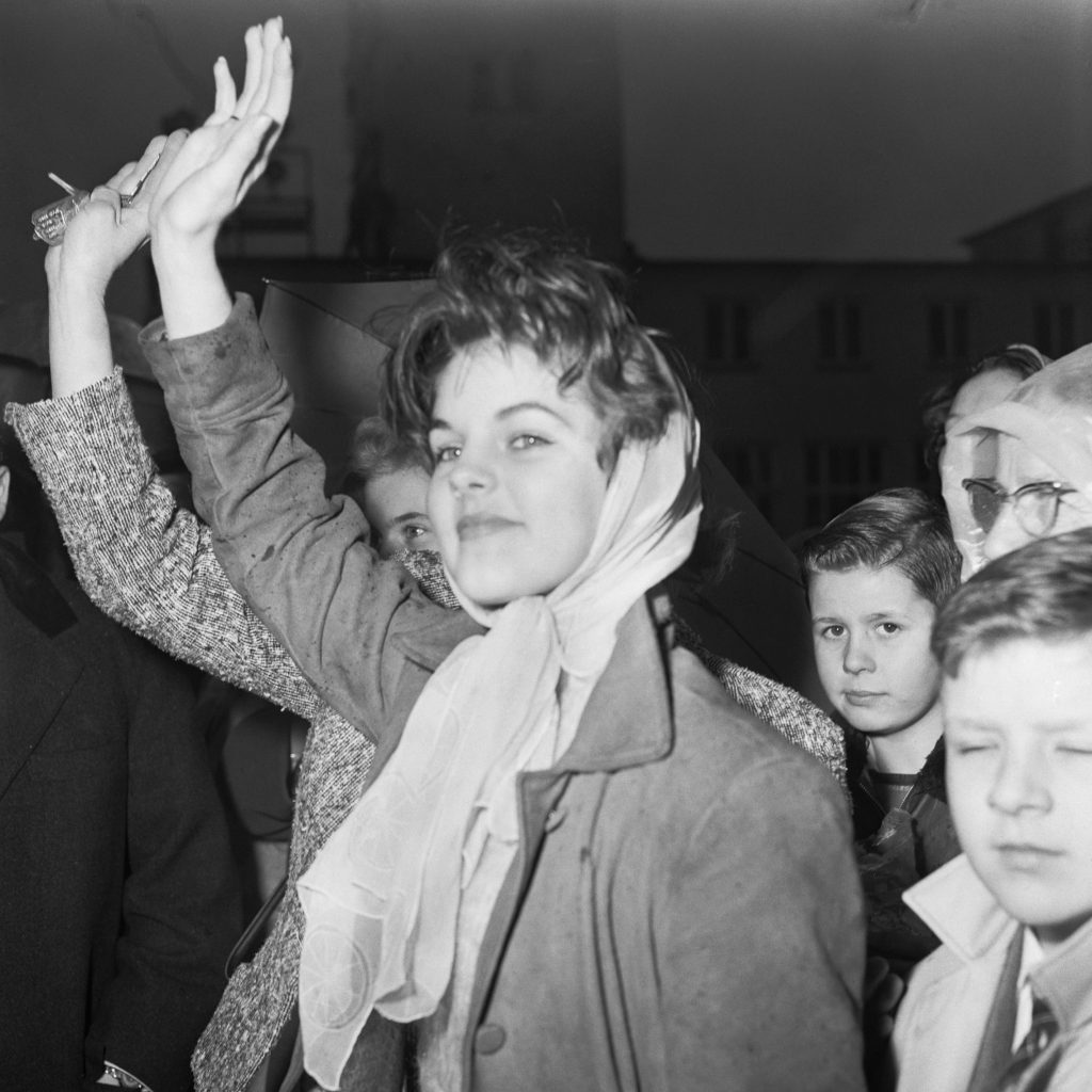 Priscilla waves goodbye to Elvis, 1960