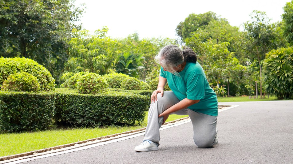Woman with leg pain while walking