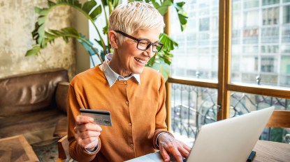mature woman shopping online avoiding dynamic pricing